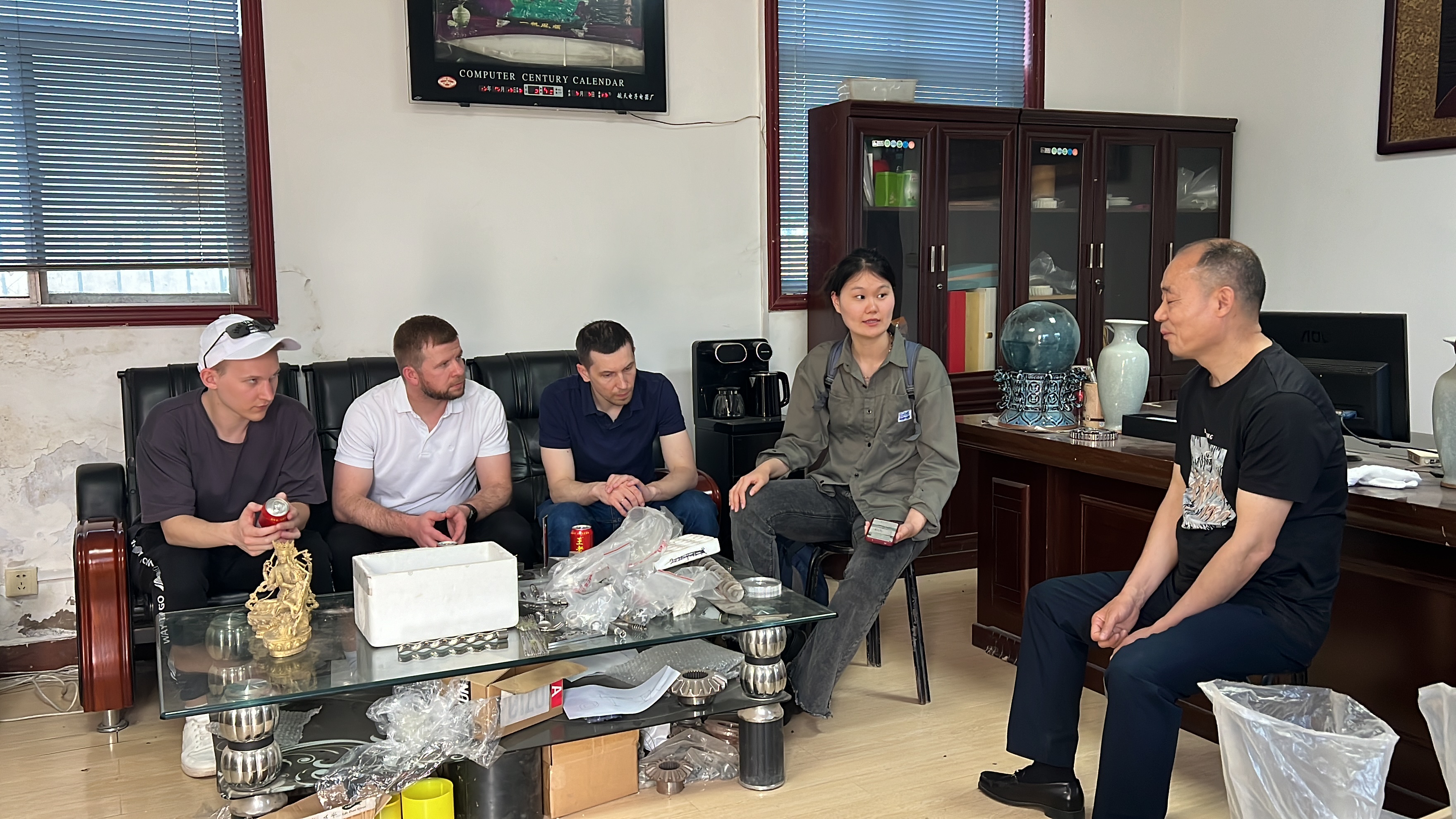 熱烈歡迎俄羅斯客戶到我司參觀考察去毛刺拋光機(jī)